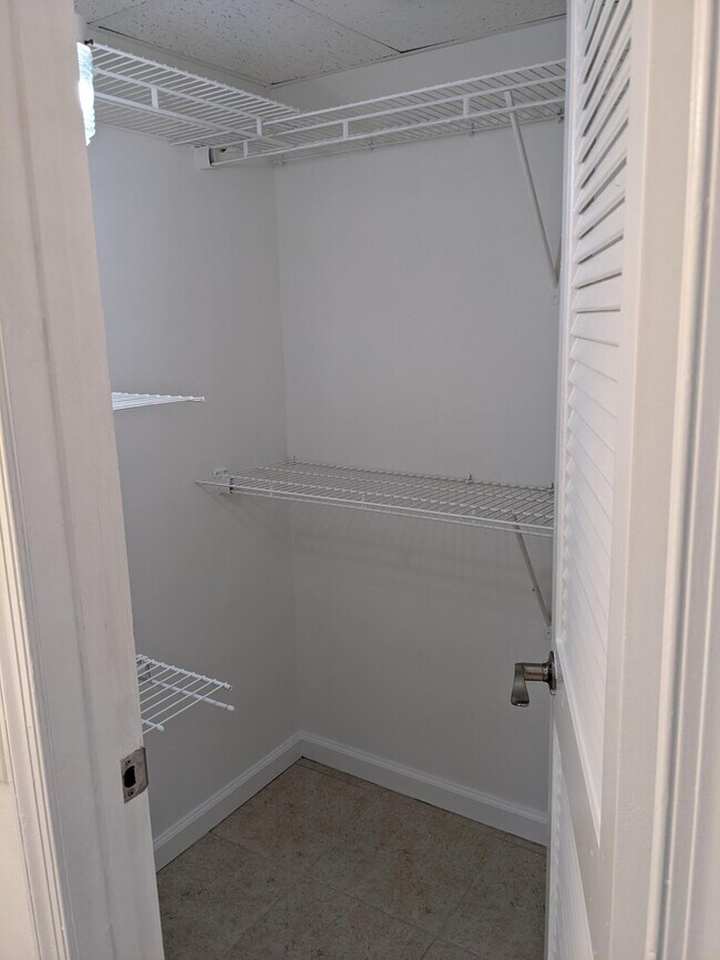 Building Photo - 4723 Oak Terrace Dr