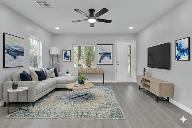 Building Photo - 544 N Elm Ave