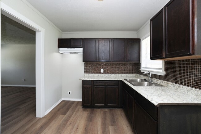 Building Photo - 9026 Lake Forest Blvd