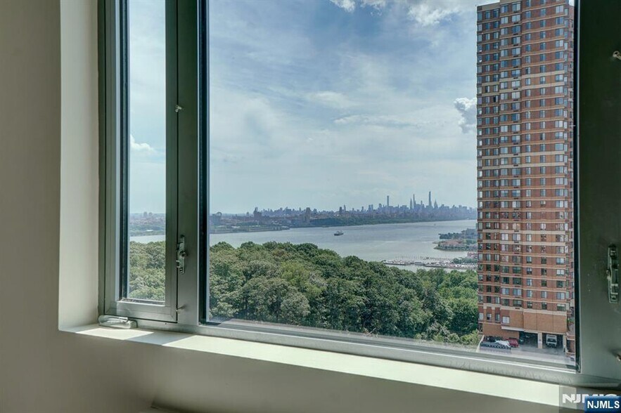 Building Photo - 69 Main St