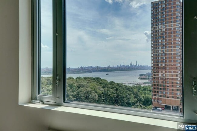 Building Photo - 69 Main St