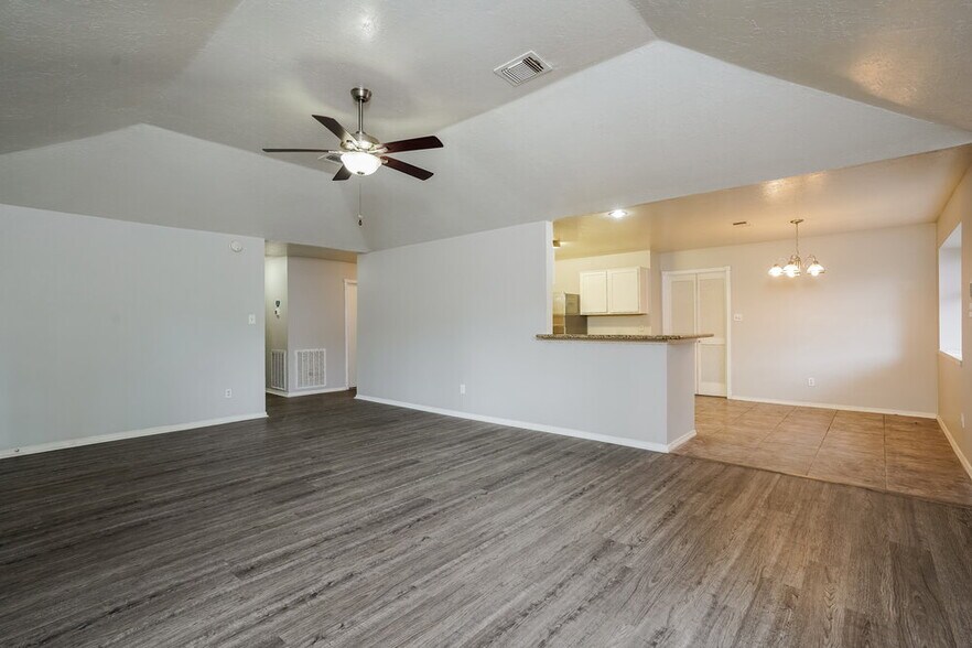 Building Photo - 16746 Summer Dawn Ln