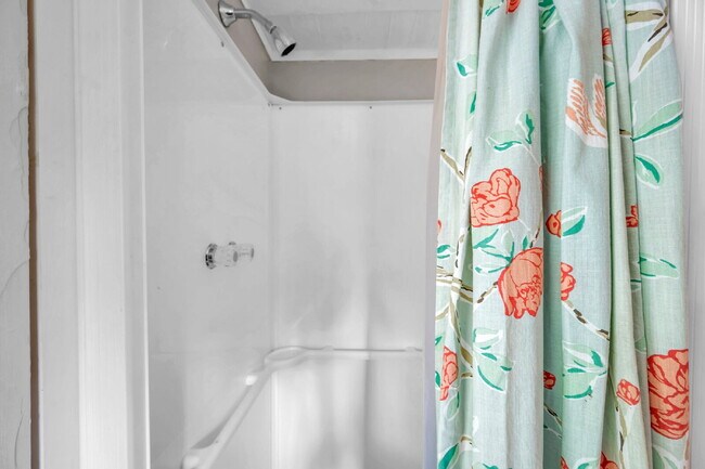 Building Photo - Gulfport Arts District Living — Furnished 3BR Bungalow with Large Yard and Easy Coastal Access |