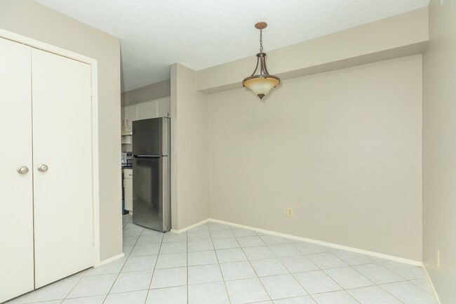 Building Photo - 7128 N Holiday Dr