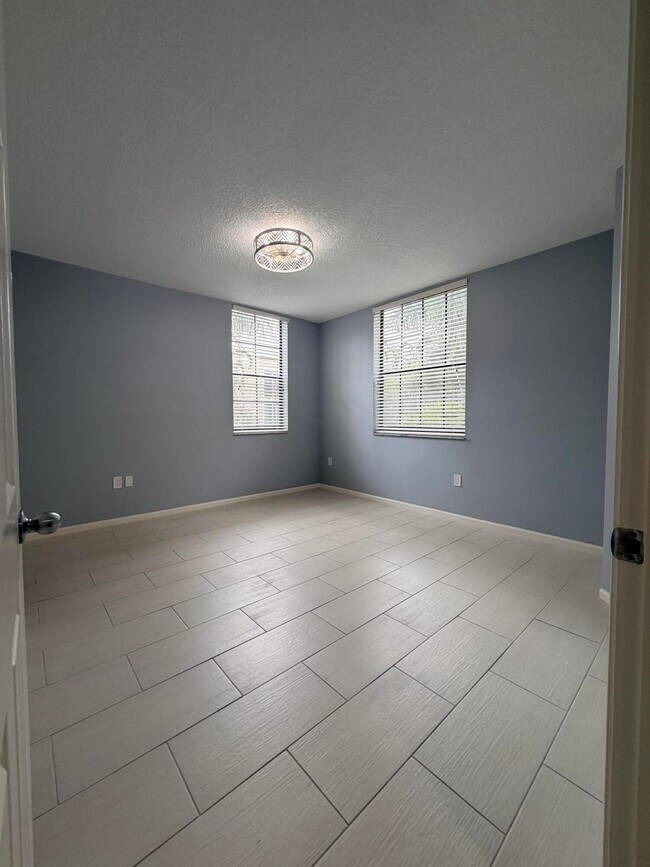 Building Photo - 630 S Sapodilla Ave