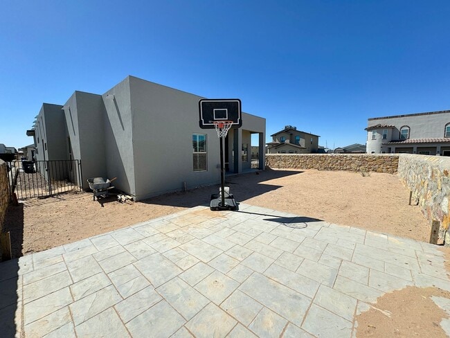 Building Photo - 14701 Tierra Mirage Ave