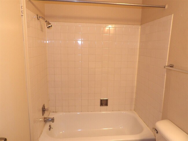 Building Photo - 6405 NW Oak Ave