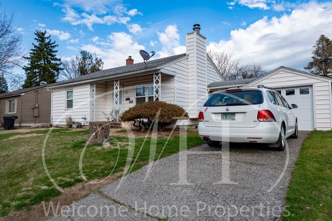 Building Photo - Great 3 Bedroom Home with Big Backyard