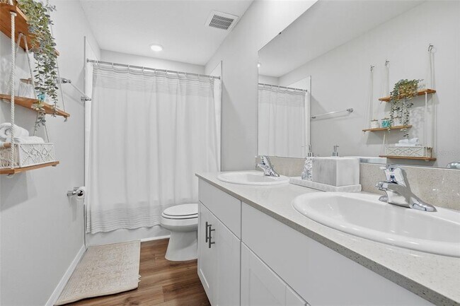 Building Photo - 1330 Current Pl