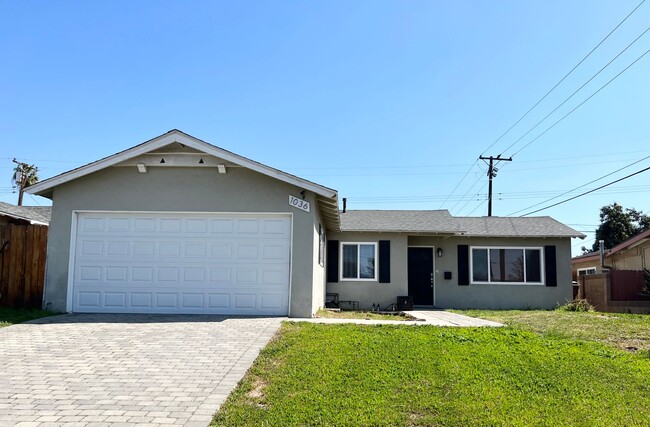 Primary Photo - Private pool, spacious family room w/fire ...