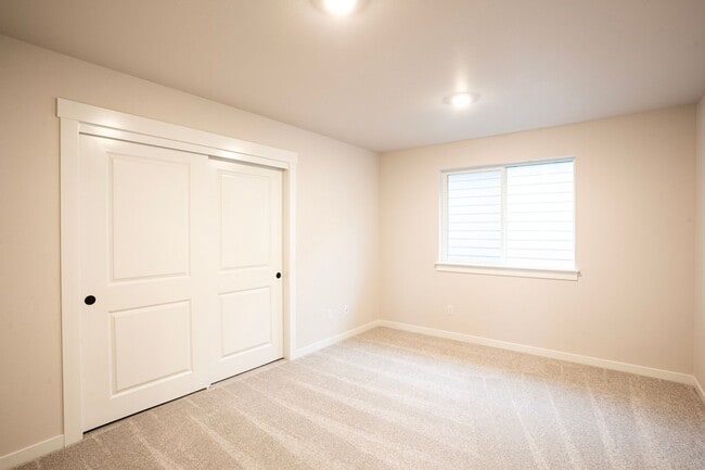 Building Photo - Stunning new construction!