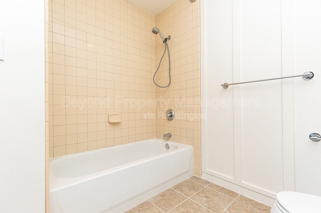 Building Photo - 253 Tenth Avenue