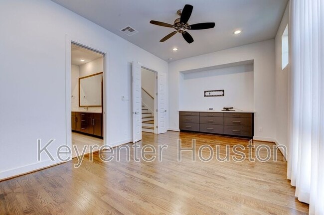 Building Photo - 2914 Lamar St