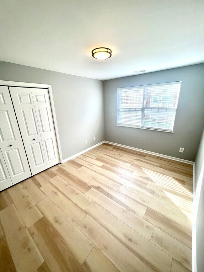 Building Photo - 5753 Tanager St