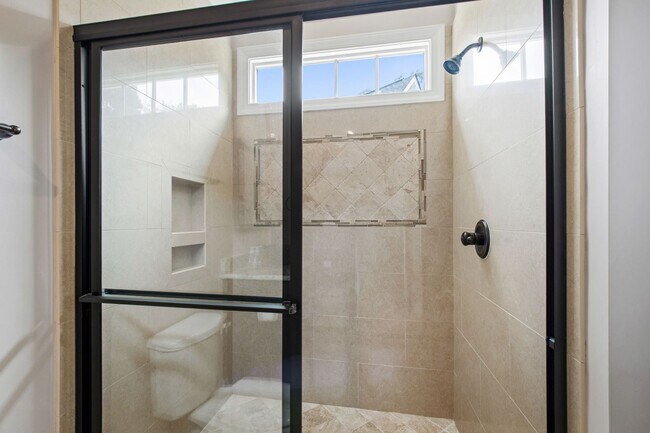 Building Photo - Elegant 5-Bedroom Residence with Luxurious...