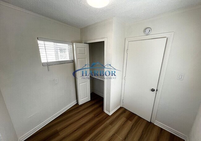 Building Photo - 1273 Chestnut Ave