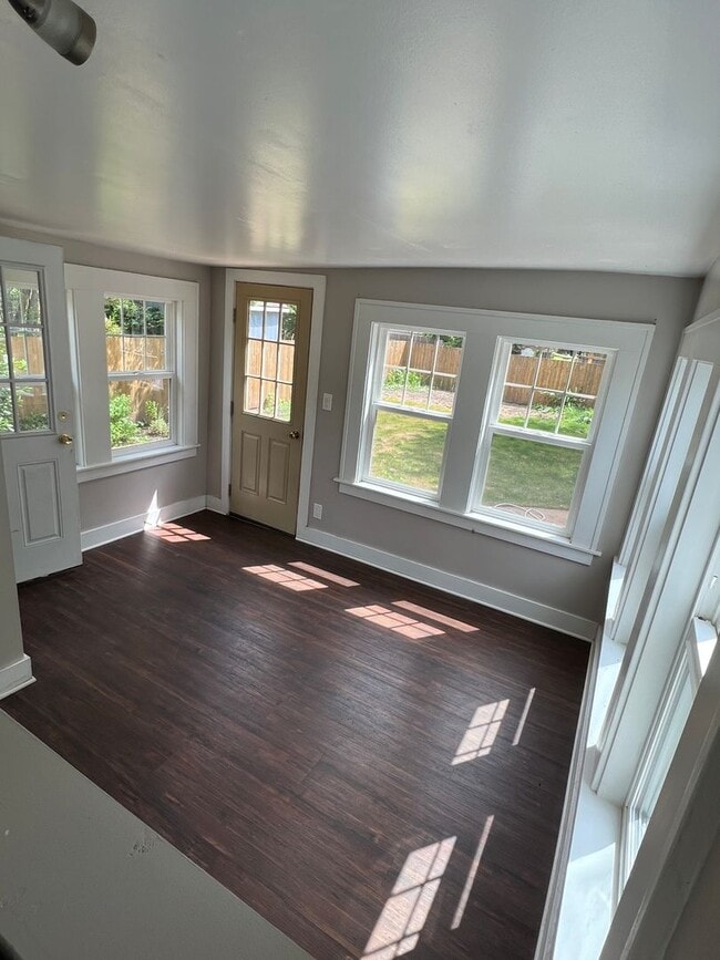 Building Photo - 4 Bed, 1 Bath, Large fenced yard, Shop, En...