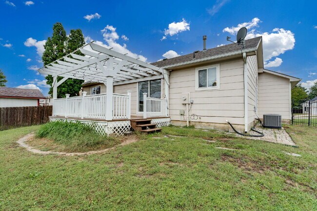 Building Photo - "Spacious 4-Bedroom Gem with 3 Full Baths ...
