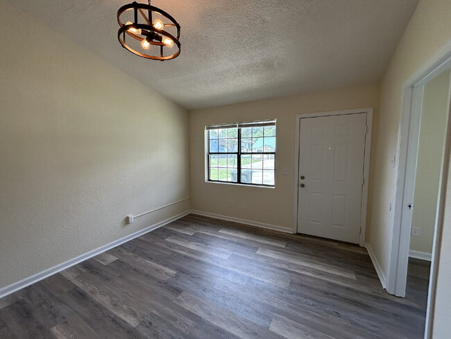 Building Photo - Apartment For Rent