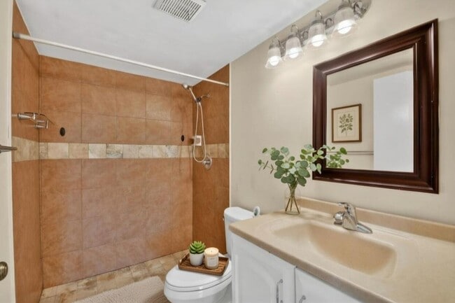 Building Photo - 1013 Green Pine Blvd