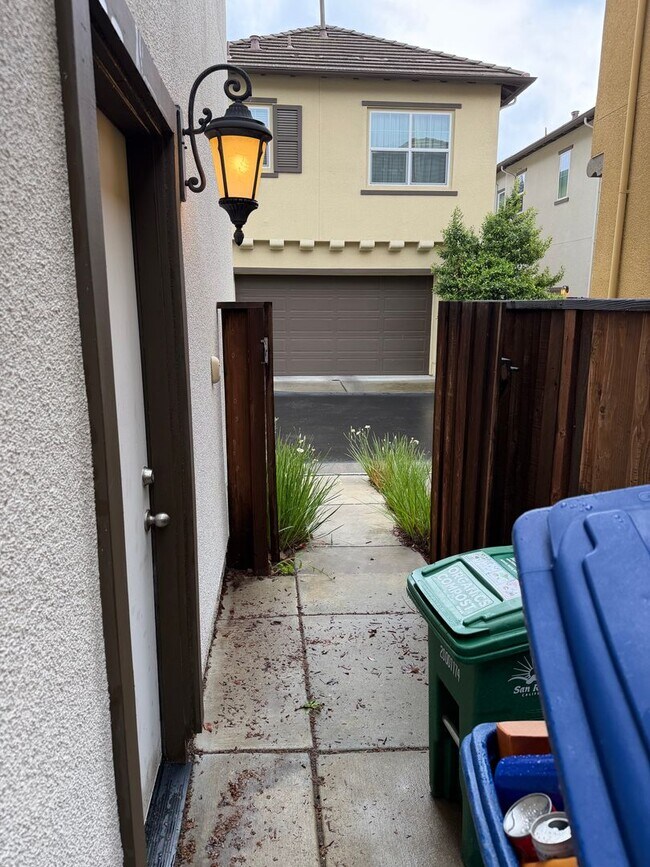 Building Photo - Beautiful Upgraded 4 Bed 3 Bath home in San Ramon Gale Ranch
