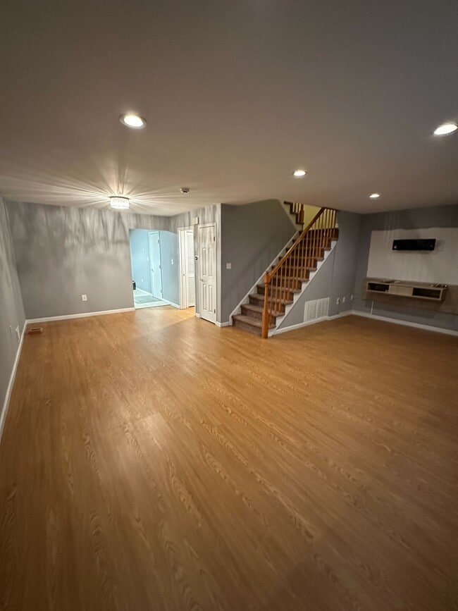 Building Photo - 942 Thomas Ave