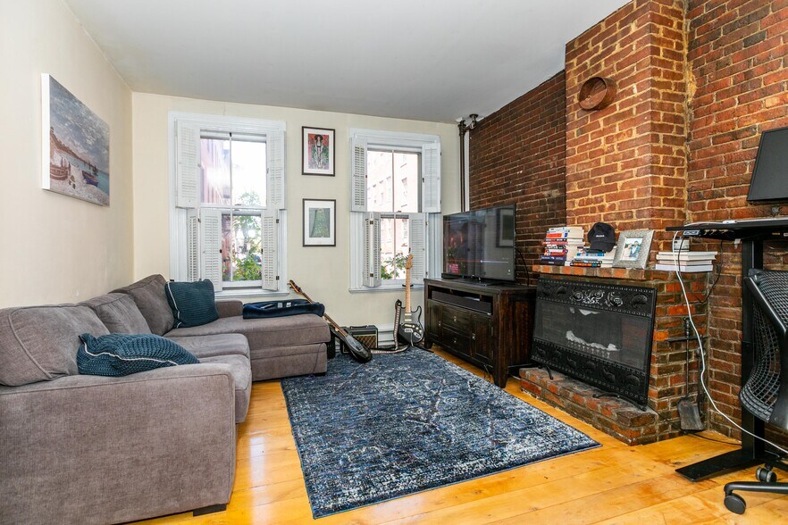 Primary Photo - 32 Irving St