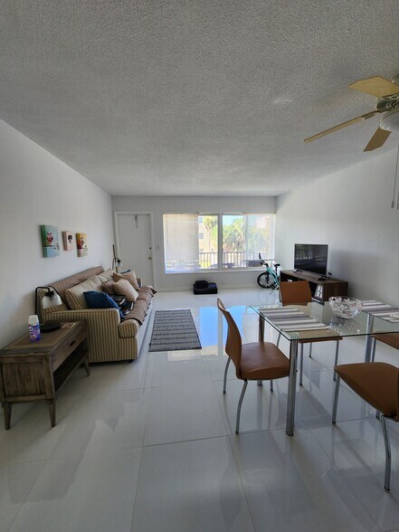 Building Photo - 1400 NE 169th St