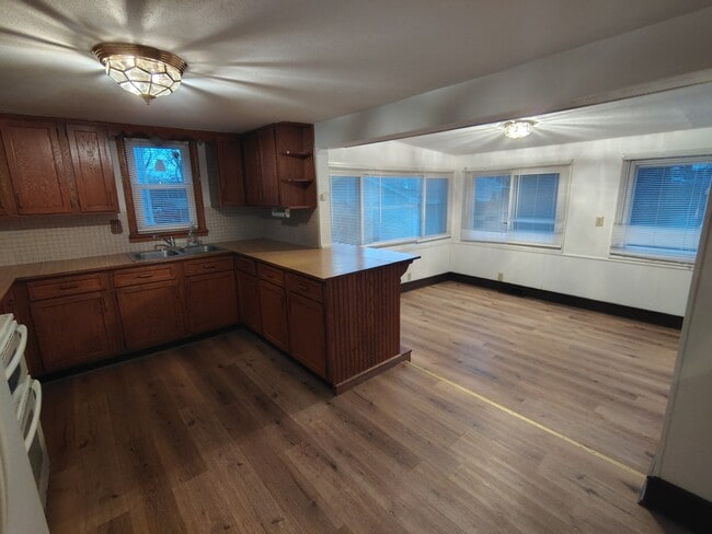 Building Photo - 242 S Adams St