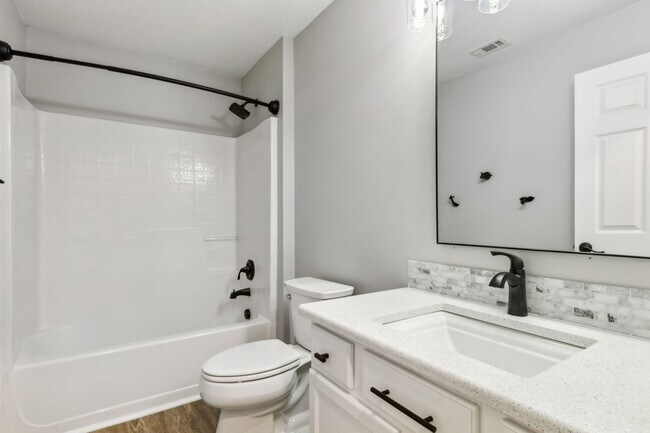 Building Photo - Newly Renovated 4 Bedroom!
