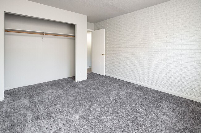 Building Photo - Spacious, affordable two bedroom townhouse just minutes from shopping and dining in Gastonia!