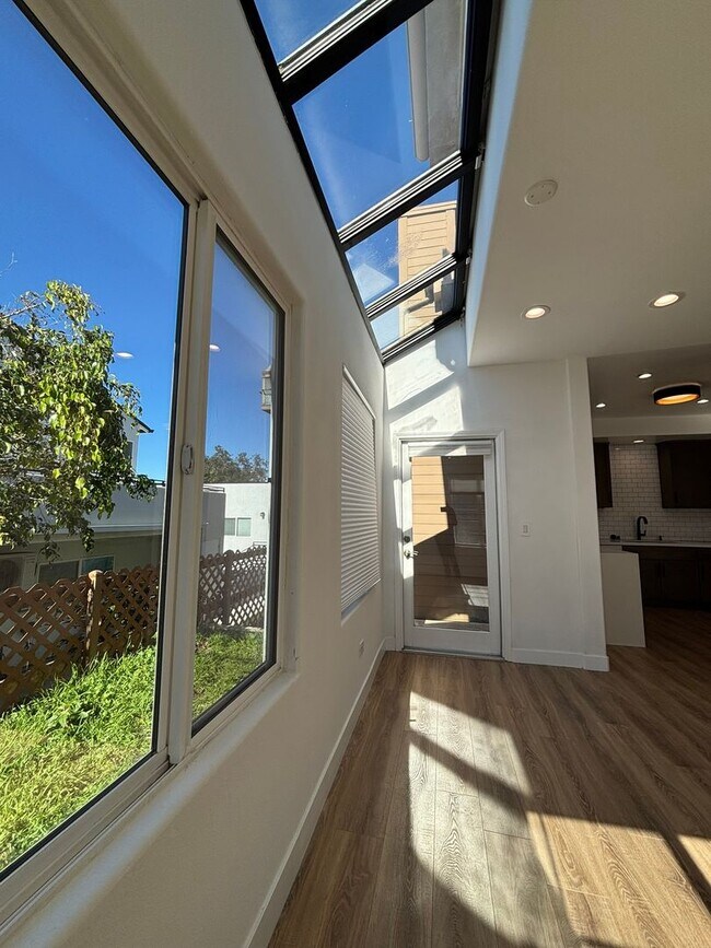 Building Photo - Remodeled 3 Bed 3 Bath Townhome for Rent in Glendale, CA