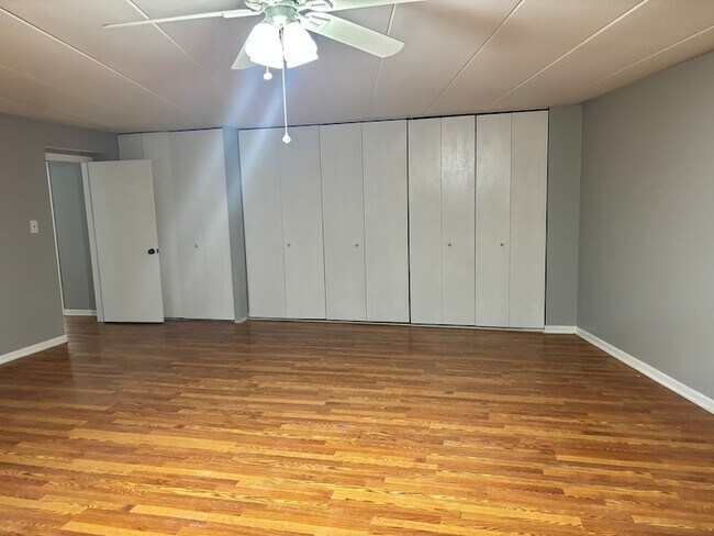 Building Photo - 18 E Old Willow Rd