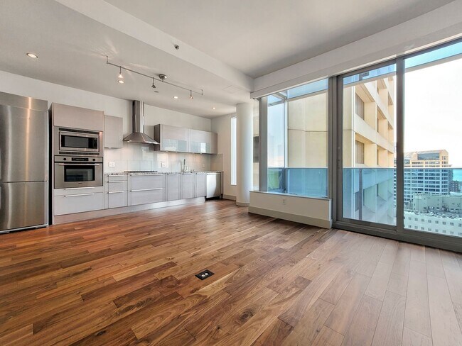 Building Photo - 25th West facing luxury unit located top of Hyatt Hotel!