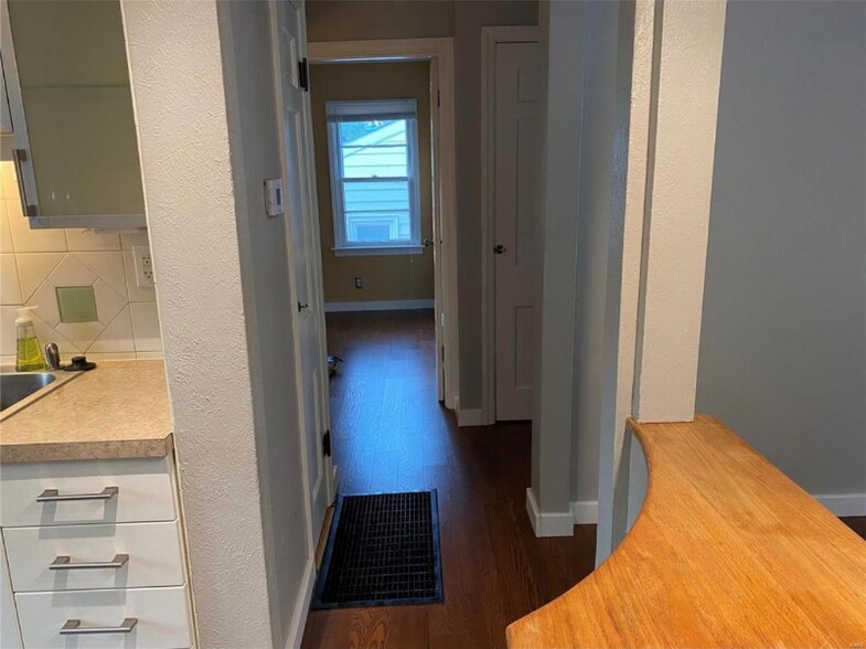 Building Photo - 825 Edgar Rd