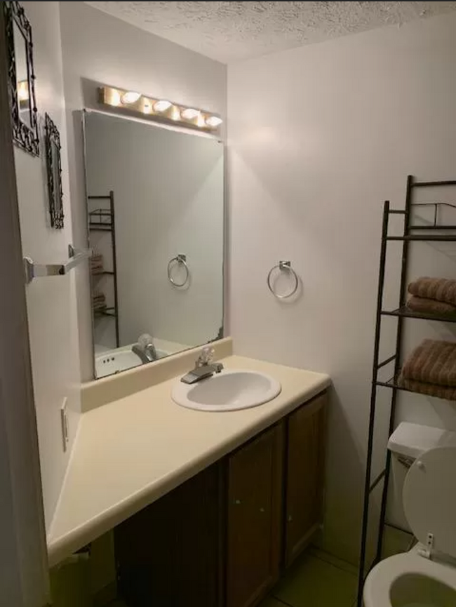 Bathroom Tub and shower - 9608 S Bay Pointe Ct