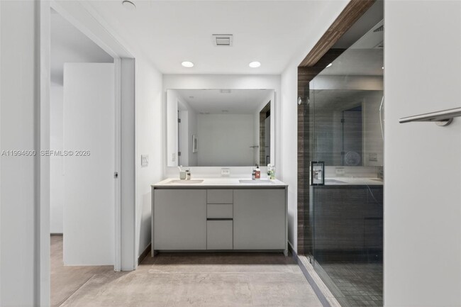 Building Photo - 1010 Brickell Ave