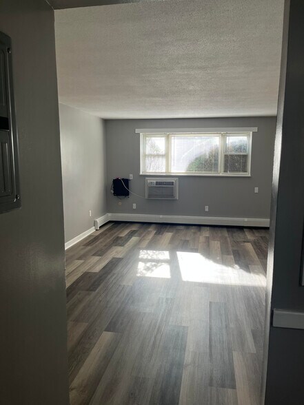 Livingroom/Bedroom - D1 Colonial Dr