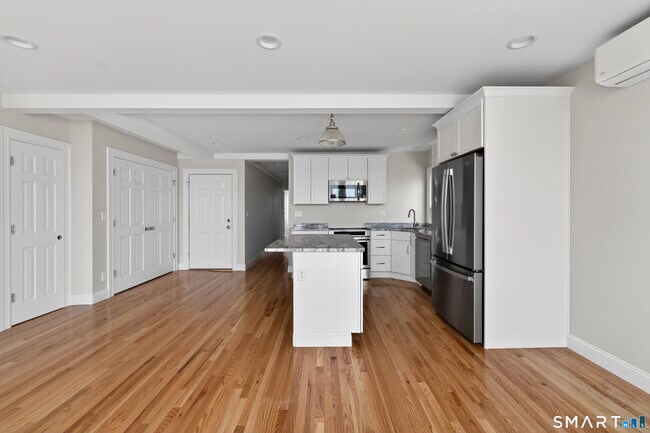 Building Photo - 136 Bank St