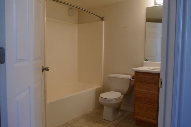 Building Photo - Beautiful Ground Floor 3-Bed 2-Bath Condo ...