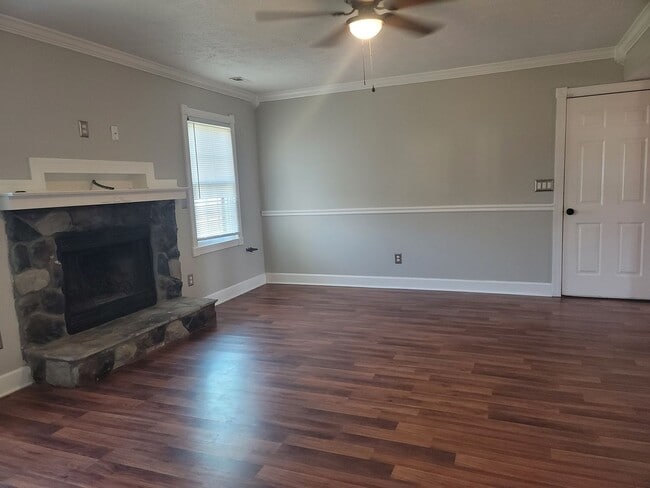 Building Photo - New to the Rental Market!  3 Bdrm/ 2.5 Bath Tri-Level Home! Located in Quiet Neighborhood!