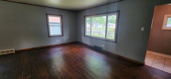 Building Photo - 2405 Maple St