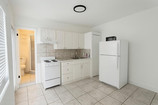 Building Photo - 1100 NE 12th Ave