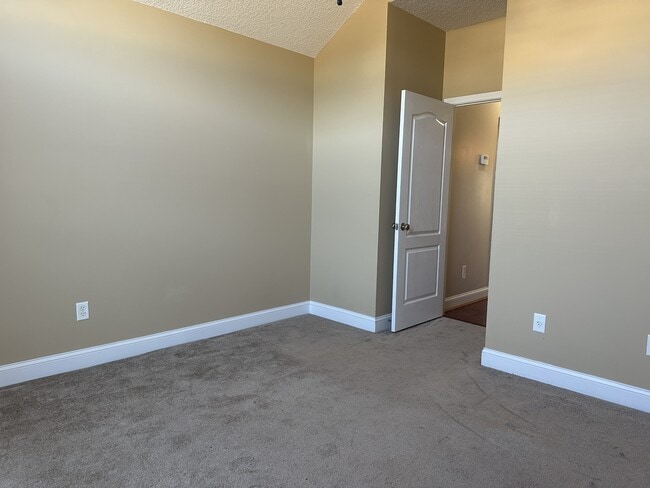 Building Photo - 59 Forest St NE