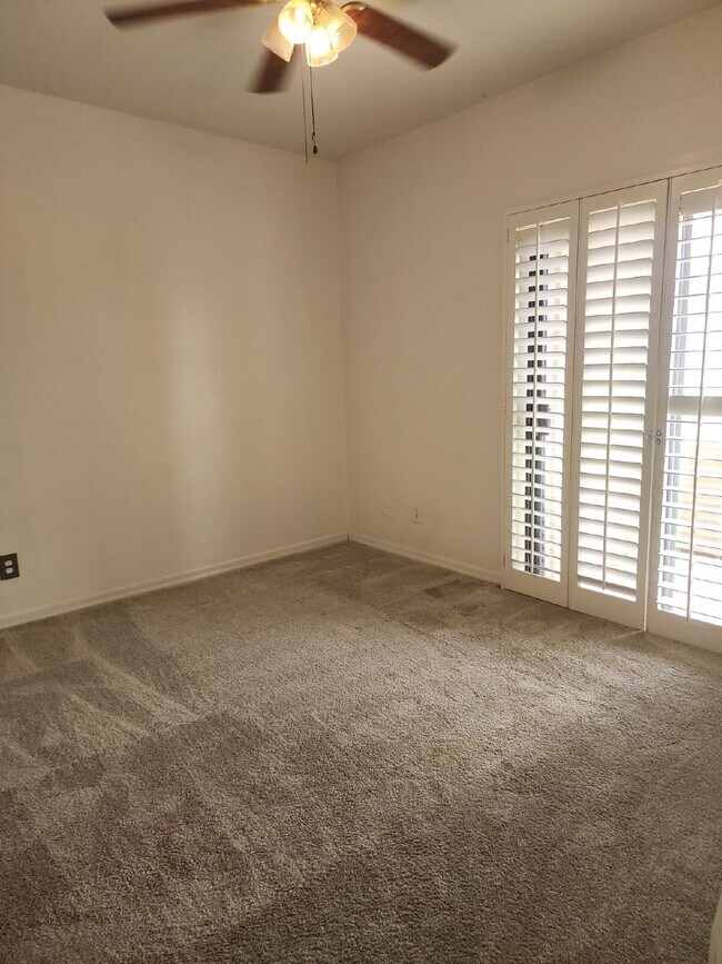 Building Photo - "Charming 2-Bed/1-bath in Phoenix with Cozy 704 Sq Ft Layout – Your Perfect Retreat in Phoenix!" ...