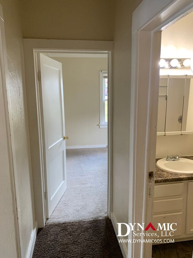 Building Photo - 4+ Bedroom, 2 Bath House By Augustana and USF