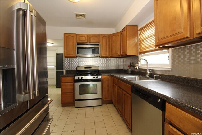 Building Photo - 280 Islip Blvd