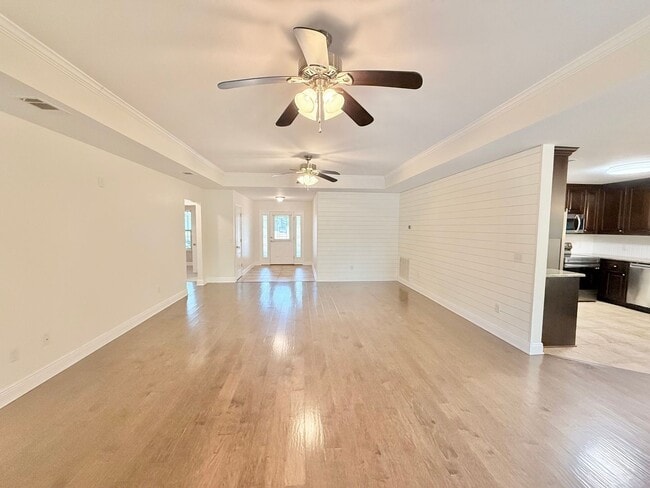 Building Photo - 3-Bedroom Pool Home - Half-Acre Lot