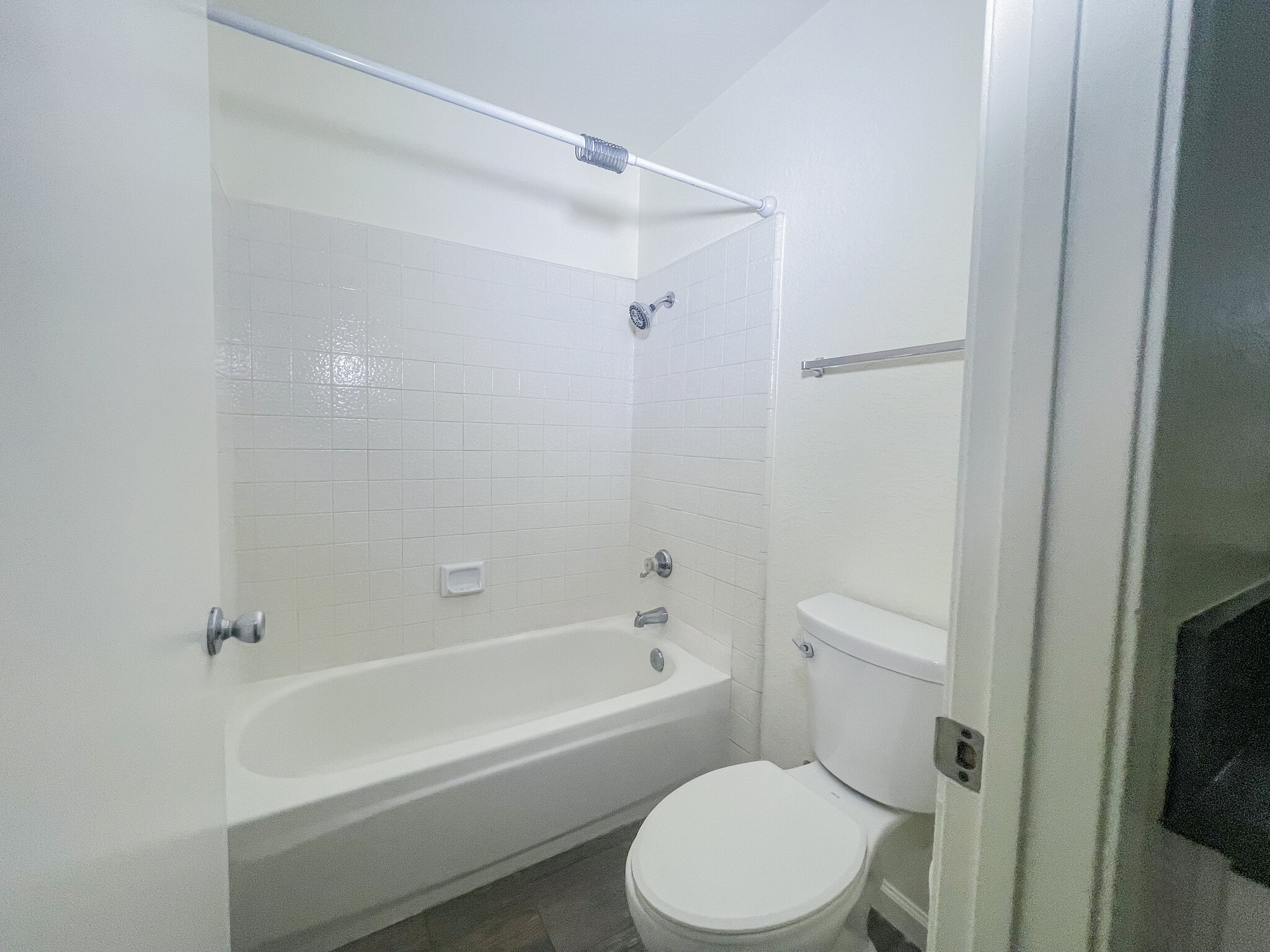 Bathroom (Guest) toilet & tub - 25770 Mariposa St