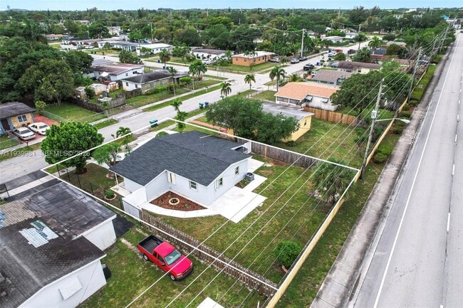 Building Photo - 2911 NW 5th Ct